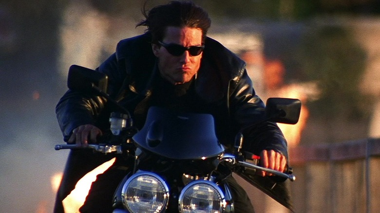 Ethan Hunt, mirando 