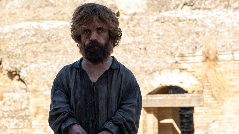 Tyrion kijkt sceptisch in ketenen op Game of Thrones