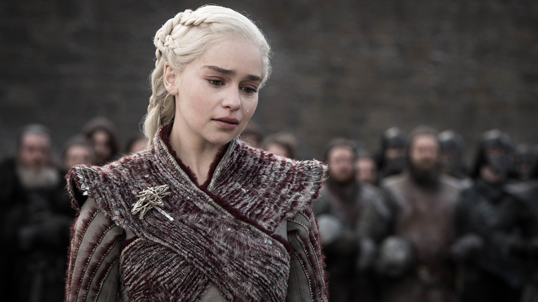 Daenerys ziet er verdrietig uit met een enkele traan die over haar wang loopt op Game of Thrones