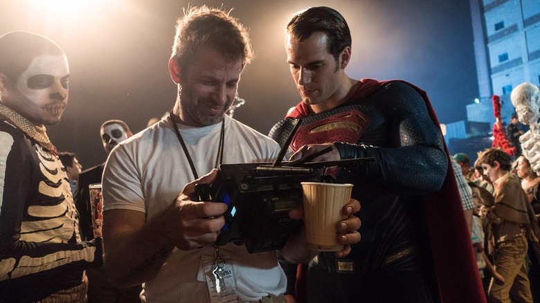 Zaka Snider and Henry Cavil, who look at the tablet on Batman V Superman: Dawn of Ustey Set