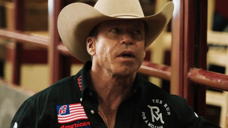 Taylor Sheridan as Travis Whealey looking up in Yellowstone