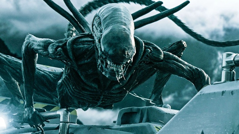 Xenomorph attached to ship's external frame in Alien: Covenant