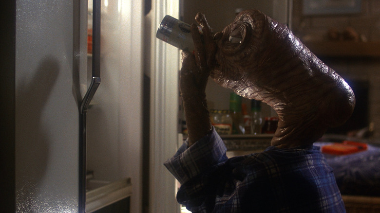 ET தி எக்ஸ்ட்ரா டெரஸ்ட்ரியலில் ஒரு பீர் குடிப்பது