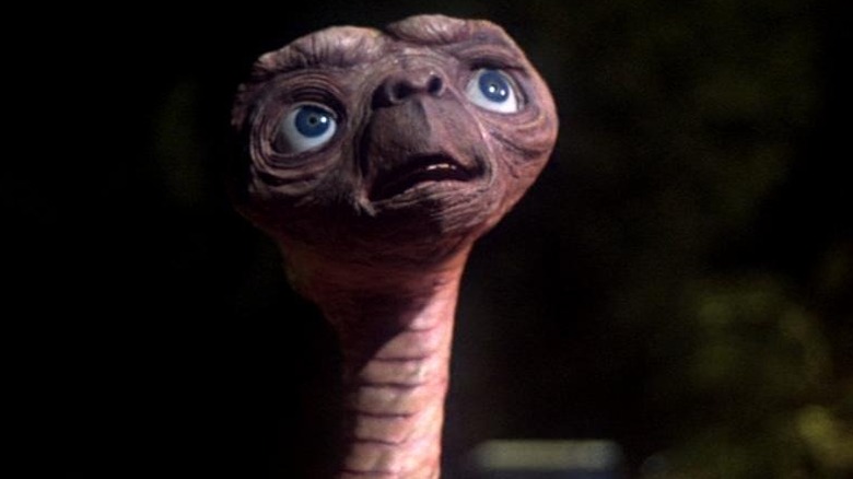 ET எக்ஸ்ட்ரா டெரஸ்ட்ரியலில் வானத்தைப் பார்க்கிறது