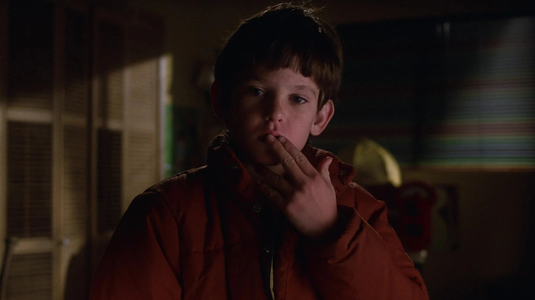 ET தி எக்ஸ்ட்ரா டெரஸ்ட்ரியலில் எலியட் தனது விரலை உதடுகளில் பிடித்துக் கொள்கிறார்