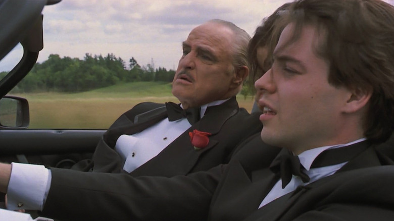 Matthew Broderick as Clark Kellogg driving Marlon Brando as Carmine Sabatini in The Freshman