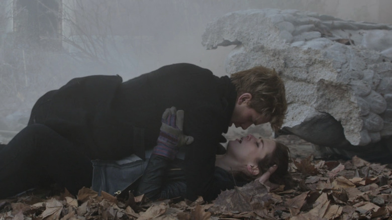 Daniel Grigori de Jeremy Irvine is above the Lucinda Prize for Addison Timlin in Fallen