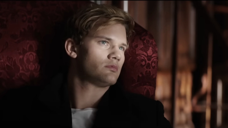 Daniel Grigori de Jeremy Irvine looks up when he was sitting on a chair at stroke