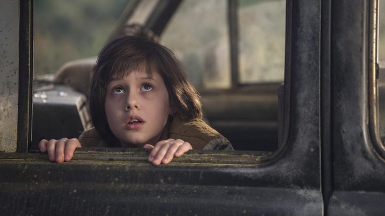 சோஃபி தி பிஎஃப்ஜியில் காரில் இருந்து மேலே பார்க்கிறாள்