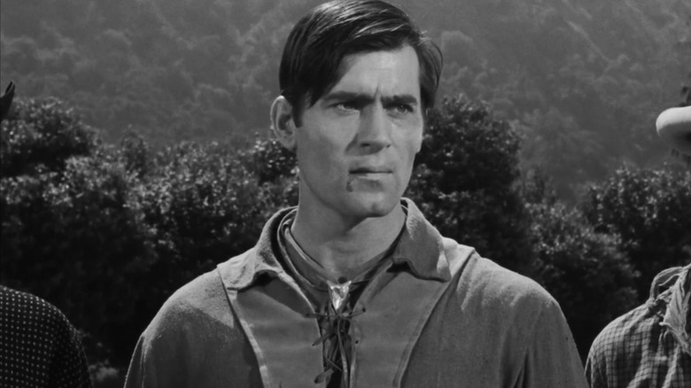 क्लिंट वॉकरचा चेयेने बॉडी चेयेनेमध्ये खडबडीत झाल्यानंतर बाहेर उभा आहे