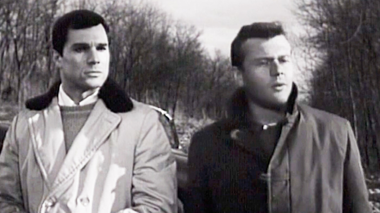 George Maharis' Buz Murdock stands beside Martin Milner's Tod Stiles outside in Route 66