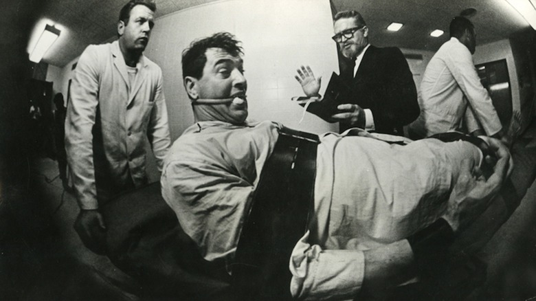 ராக் ஹட்சன் பந்தைப் பிடுங்கி, ஸ்ட்ரெச்சரில் ஆண்டியோகஸ் டோனி வில்சனாக விநாடிகளில் கட்டப்பட்டுள்ளார்