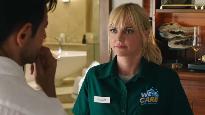 Kate Sullivan (Anna Faris) listening to Leonardo (Eugenio Derbez) in Overboard (2018)