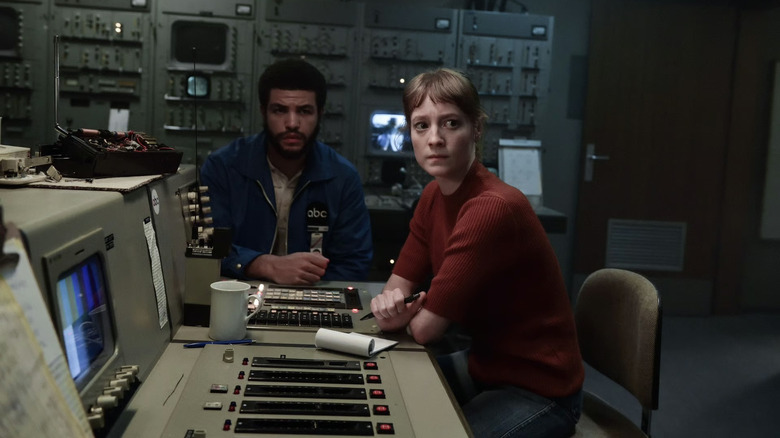 Marianne Gebhardt e uma emissora da ABC em uma sala de controle em 5 de setembro