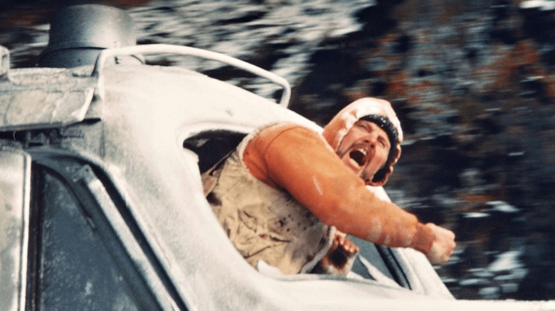 ఆస్కార్ రన్‌అవే ట్రైన్‌లో కదులుతున్న ట్రైన్‌లో సగం శరీరాన్ని బయటకు తీశాడు