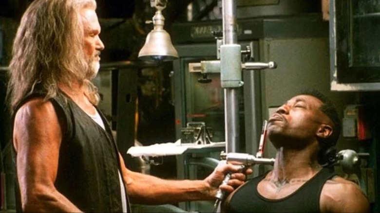 క్రిస్ క్రిస్టోఫర్సన్ యొక్క అబ్రహం విస్లర్ వెస్లీ స్నిప్స్ బ్లేడ్ మెడకు ఒక పరికరాన్ని పట్టుకున్నాడు