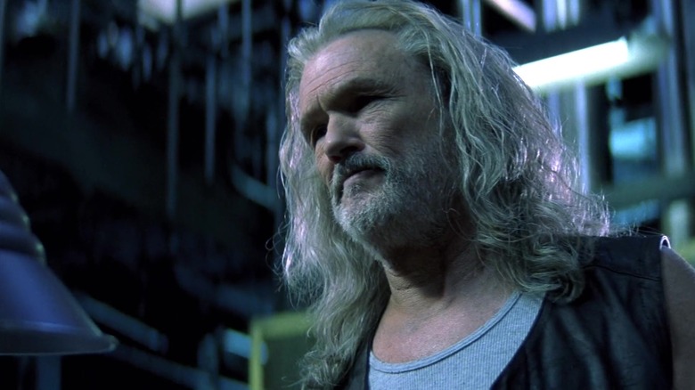 క్రిస్ క్రిస్టోఫర్సన్ యొక్క అబ్రహం విస్లర్ బ్లేడ్‌లోని తన ల్యాబ్‌లో నిలబడి ఫ్రేమ్‌కి అడ్డంగా చూస్తున్నాడు