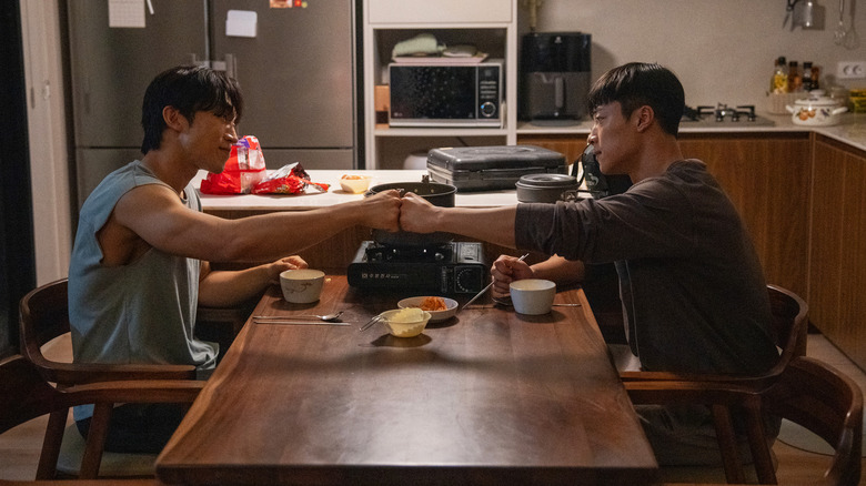 Gun-woo (Woo Do-hwan) and Woo-jin (Lee Sang-yi) bumping fists on 