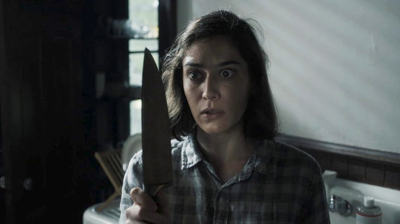 कॅसल रॉकमध्ये चाकू धरून एनी विल्क्सच्या भूमिकेत लिझी कॅप्लान