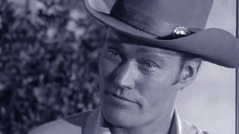Lucas McCain (Chuck Connors) reacciona con sorpresa a su hijo en el fusilero