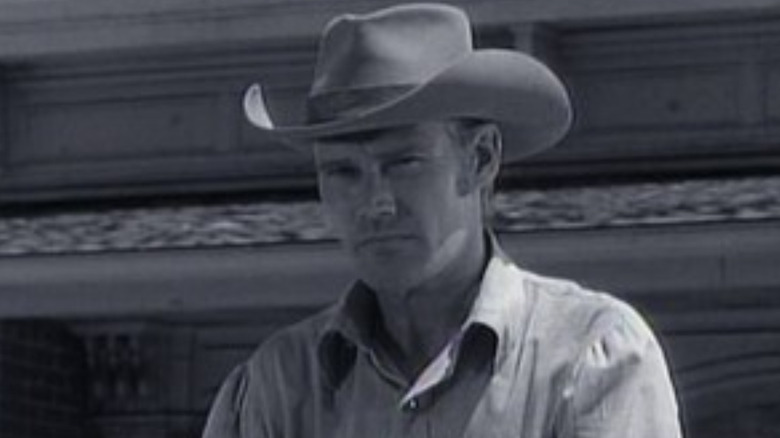 Lucas McCain (Chuck Connors) montando su caballo por la ciudad en el fusilero