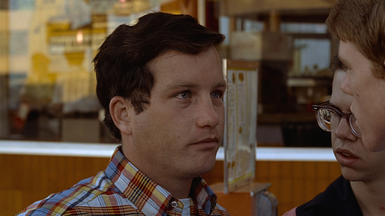 Richard Dreyfuss as Curt Henderson talking with some friends in American Graffiti