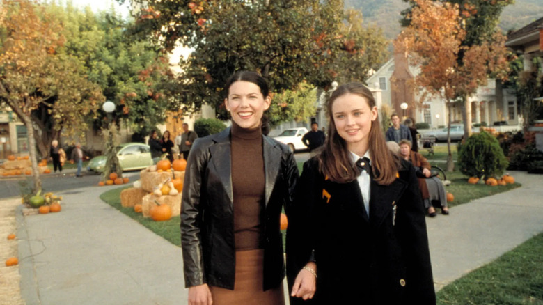 לורליי ורורי עוברים דרך Stars Hollow בסתיו על בנות גילמור