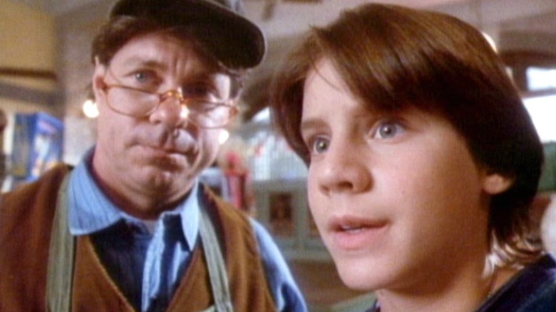 Omri Katz as Marshall Teller looks concerned next to a store clerk in Eerie, Indiana
