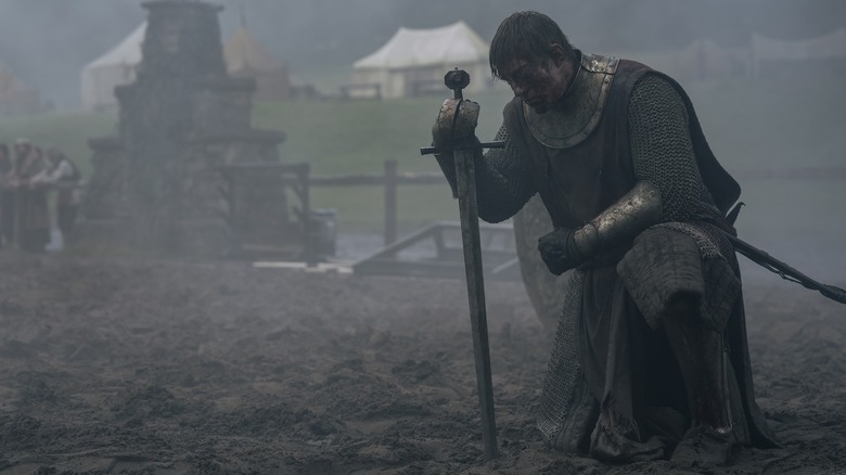 செர் லியோனல் பாரதியோன் எ நைட் ஆஃப் செவன் கிங்டம்ஸில் ரேமுன் ஃபோசோவேயை நைட்டிங் செய்கிறார்