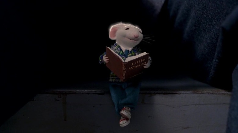 Stuart leest een exemplaar van Little Women in Stuart Little