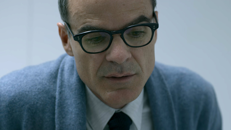 Black Mirror, Arquette watches Malachia, threaten him to give up his memory