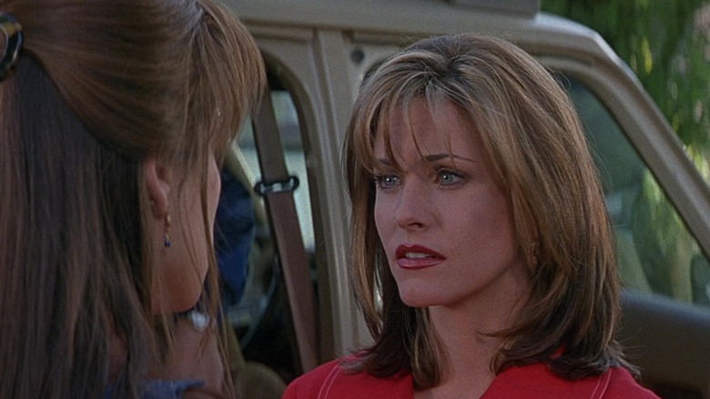 Gale talking to Sidney outside in Scream