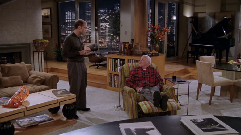 David Hyde Pierce as Niles Crane speaks to his father, John Mahoney like Martin, in the Salon to infringe