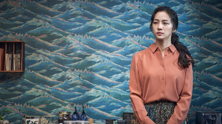 Tang Wei sebagai Song Seo-Rae berdiri di dinding dalam keputusan untuk pergi