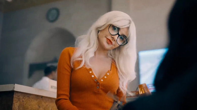 సూపర్‌మ్యాన్‌లోని ది డైలీ ప్లానెట్‌లో ఆమె డెస్క్ వద్ద క్యాట్ గ్రాంట్‌గా మైకేలా హూవర్