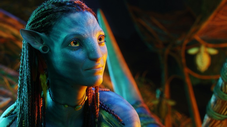 Zoe Saldana's Neytiri smiling at night in Pandora in Avatar