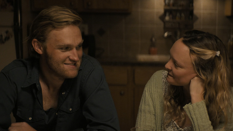 True Brandywine van Wyatt Russell staat naast Ali van Auden Thornton aan de eettafel in Broke