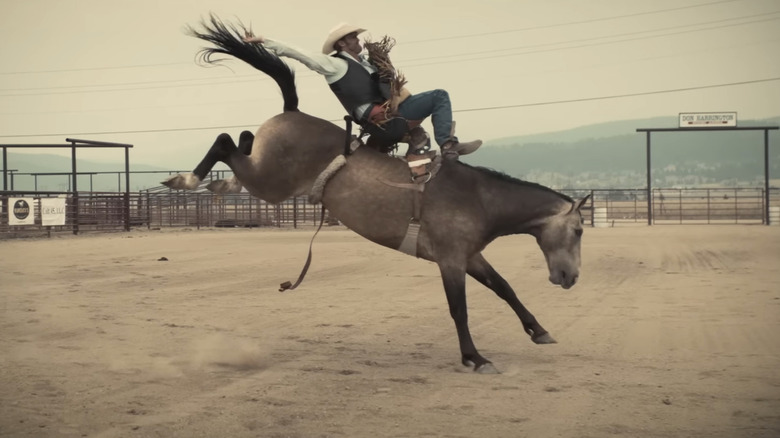 Wyatt Russell's True Brandywine rijdt op een Bronco tijdens een rodeo-evenement in Broke