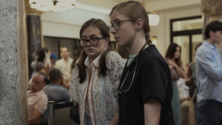 మెల్ ది పిట్‌లోని ER వెయిటింగ్ రూమ్ గుండా బెక్కాను నడిపిస్తున్నాడు