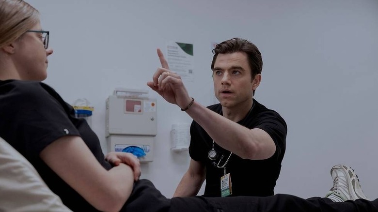 లాంగ్డన్ ది పిట్‌లో మెల్‌పై దృష్టి పరీక్షను నిర్వహిస్తున్నాడు