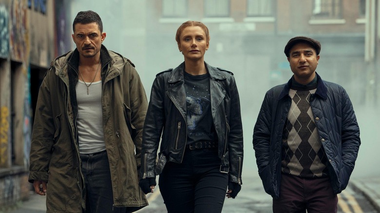 Orlando Bloom in the role of Marlon Swift, Price Dallas Howard in the role of Cat Poilez and Nick Mohamed in the role of Hugh in a steam alley in a deep cover