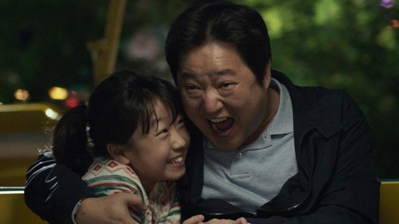 Jong-goo and his daughter seem happy together in The Wailing