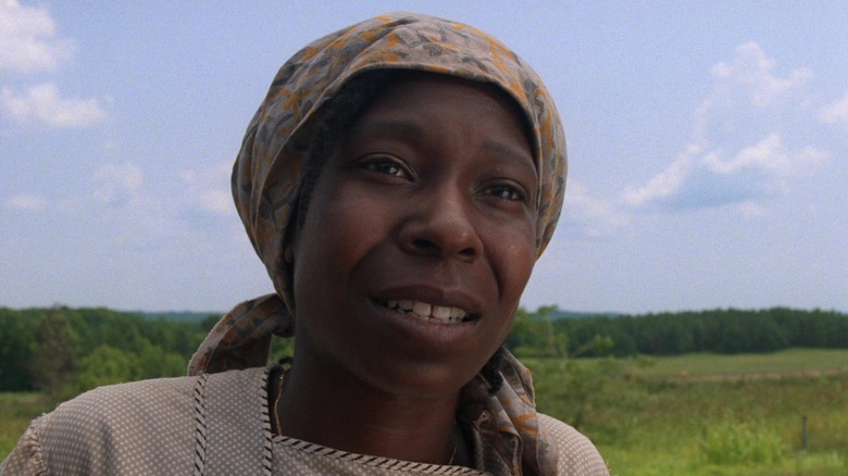 ది కలర్ పర్పుల్ (1985)లో సెలీ హారిస్-జాన్సన్‌గా హూపీ గోల్డ్‌బెర్గ్ నిరాశపరిచాడు.