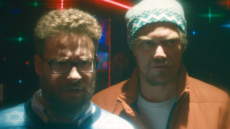 द नाईट बिफोर मधील ड्रीम स्टेट स्ट्रिप क्लबमध्ये आयझॅक आणि मिस्टर ग्रीन