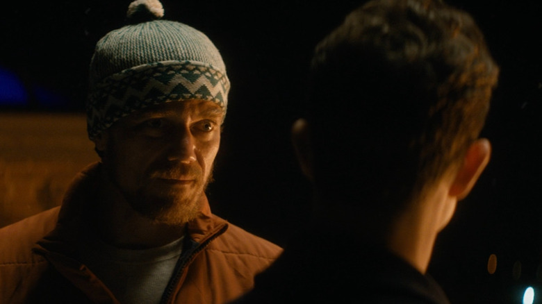 मिस्टर ग्रीन द नाईट बिफोर मध्ये छतावर इथनशी बोलत आहे