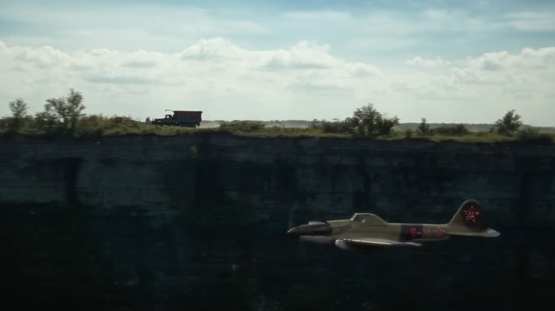A truck that is chased by a plane in Ciso: a road to revenge