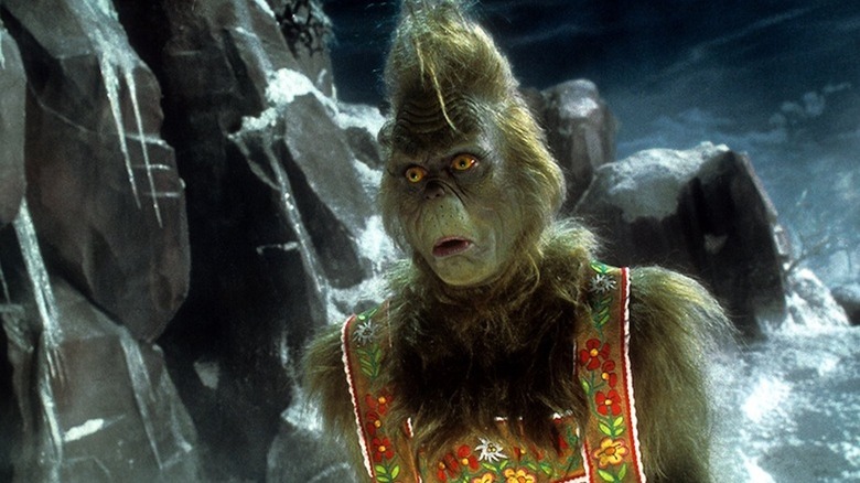 ஹவ் தி க்ரிஞ்ச் ஸ்டோல் கிறிஸ்துமஸில் ஜிம் கேரி பனியில் நீண்ட முகத்தை க்ரிஞ்சாகக் காட்டுகிறார்