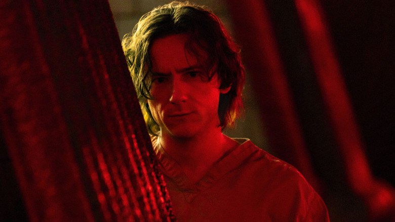 Luis Pullman in the role of Bob/Hirter/invalid covered with fateful red lighting in the thunderbolt
