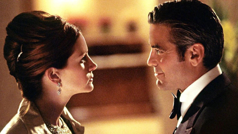 julia roberts and george clooney looking at each other in the movie ocean's eleven