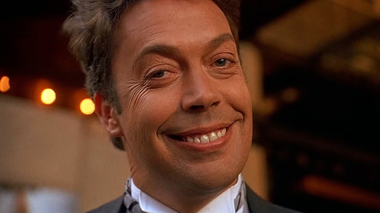 Tim Curry as Concierge/Mr. Hector grinning in Home Alone 2: Lost in New York